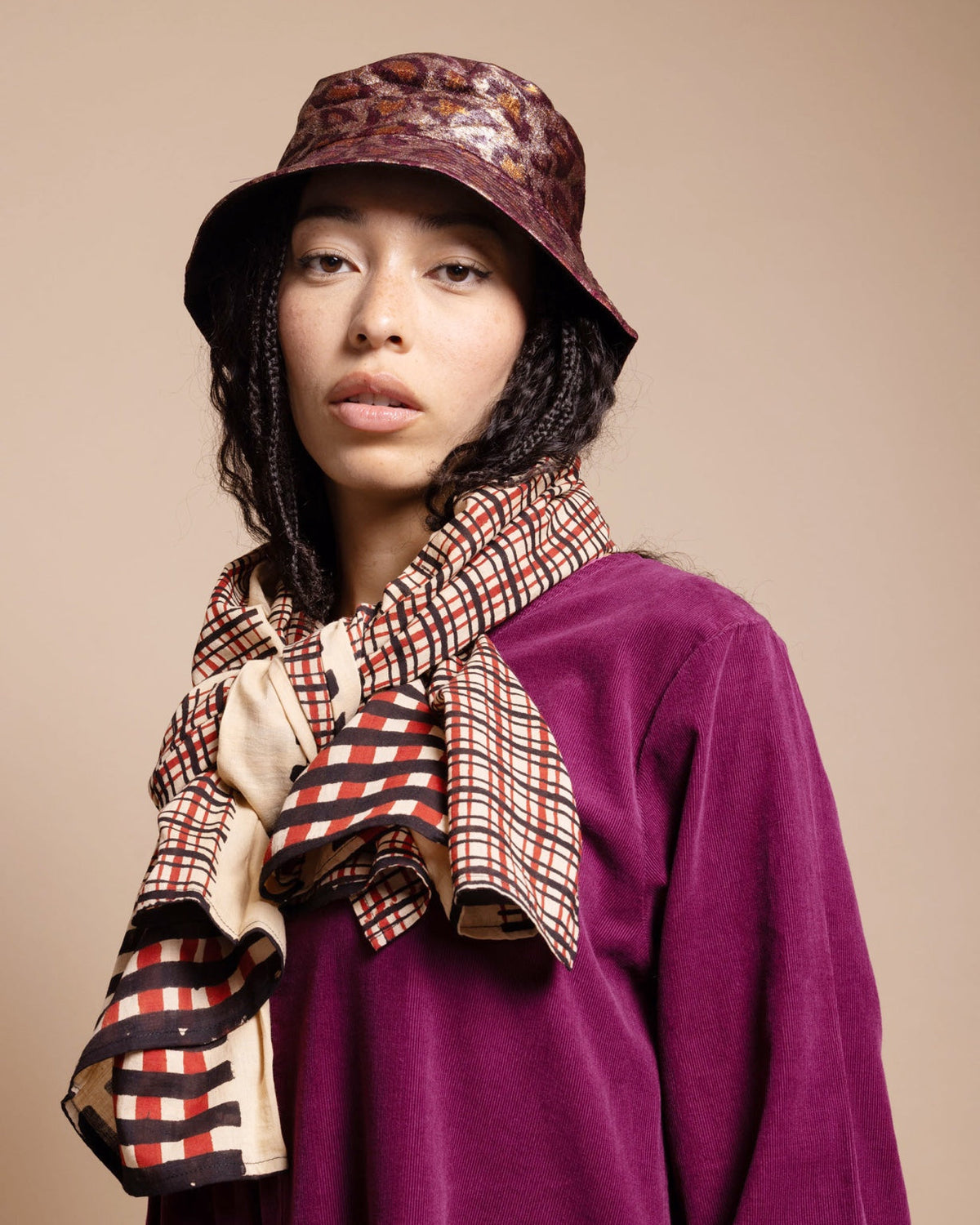 Look automne femme 2026 avec velours coloré et écharpe imprimée – Les Stocks du Marais Paris