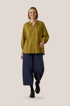 Chemise Arta unie en popeline de coton moutarde portée en pied