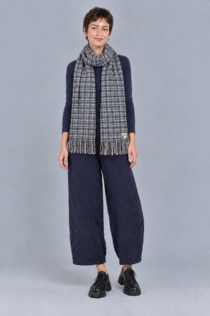 Écharpe Baby Moussy Caro grey portée par Émilie