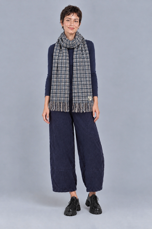 Écharpe Baby Moussy Caro grey portée par Émilie