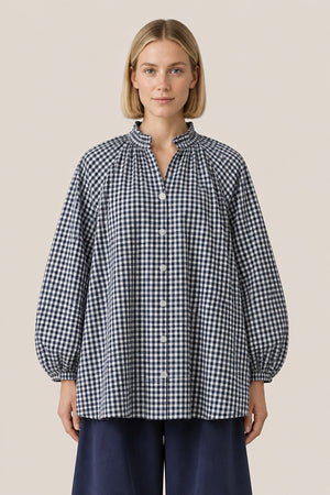 Chemise Arta micro carreaux bleu marine, vue de face avec boutons nacrés