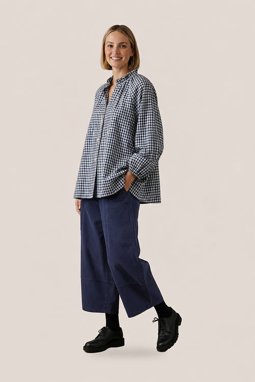 Chemise Arta micro carreaux bleu marine portée avec un pantalon bleu marine, boutons nacrés, silhouette complète