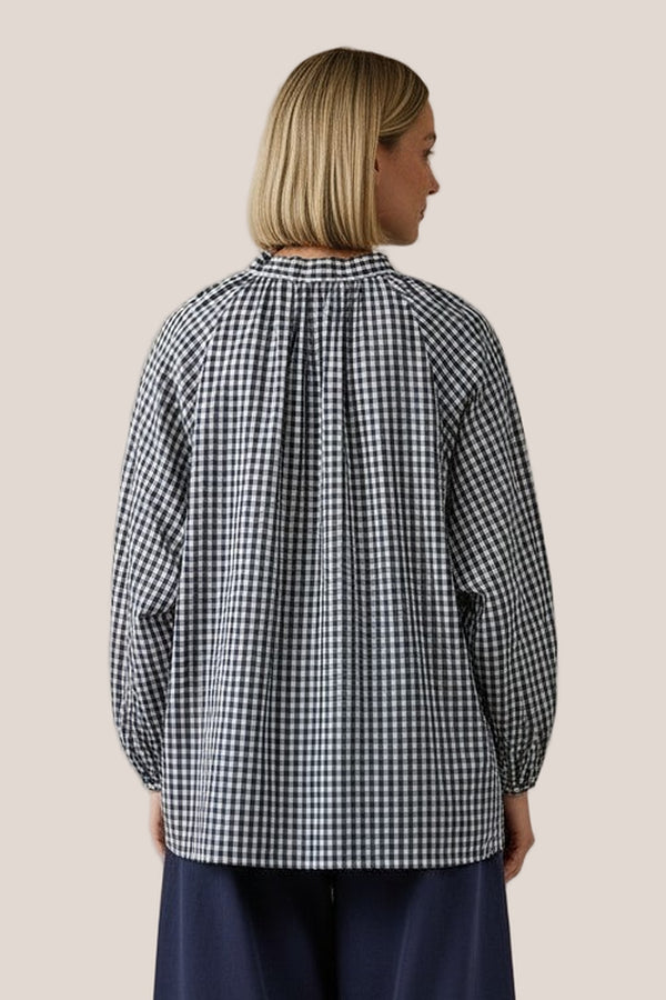 Chemise Arta Petits Carreaux vichy coton noir La Sélection Stocks du Marais, dos froncé sous le col, vue de dos