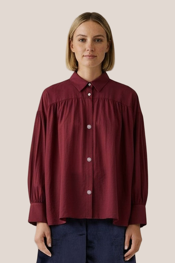 Chemise Bora voile de coton bordeaux La Sélection Stocks du Marais, buste vue de face, col chemise et 4 boutons