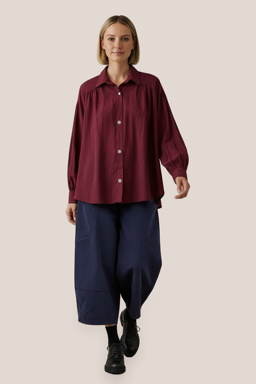 Chemise Bora voile de coton bordeaux La Sélection Stocks du Marais, portée par Mali en pieds, empiècement froncé aux épaules