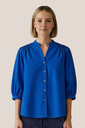 Chemise Dina popeline de coton bleu roi La Sélection Stocks du Marais, buste vue de face, patte de boutonnage 5 boutons