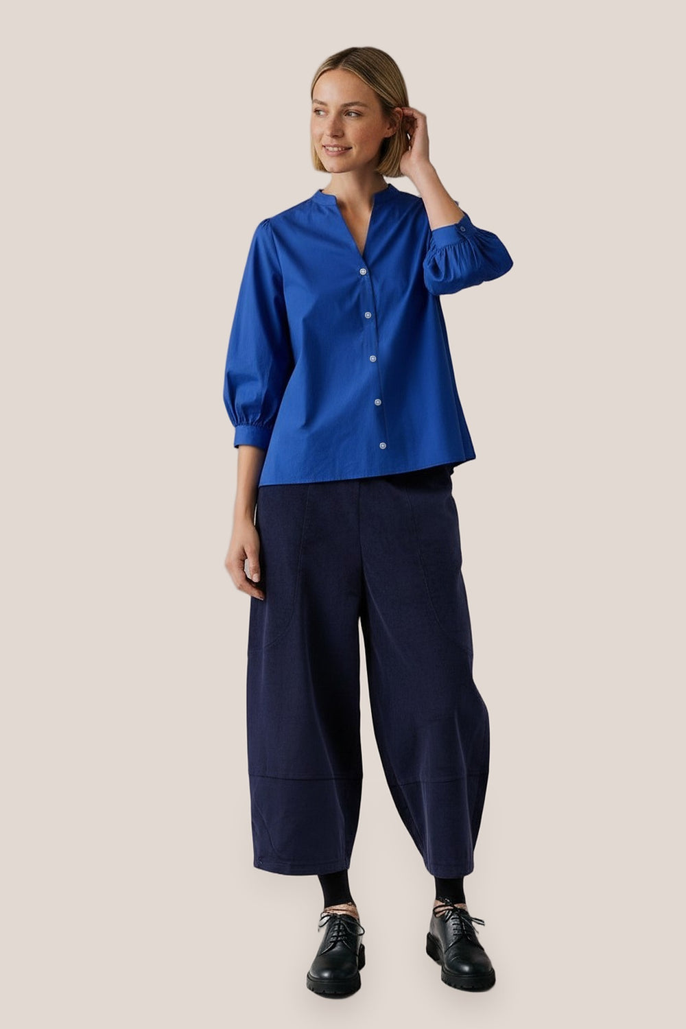 Chemise Dina popeline de coton bleu roi La Sélection Stocks du Marais, portée par Mali en pieds, main dans les cheveux