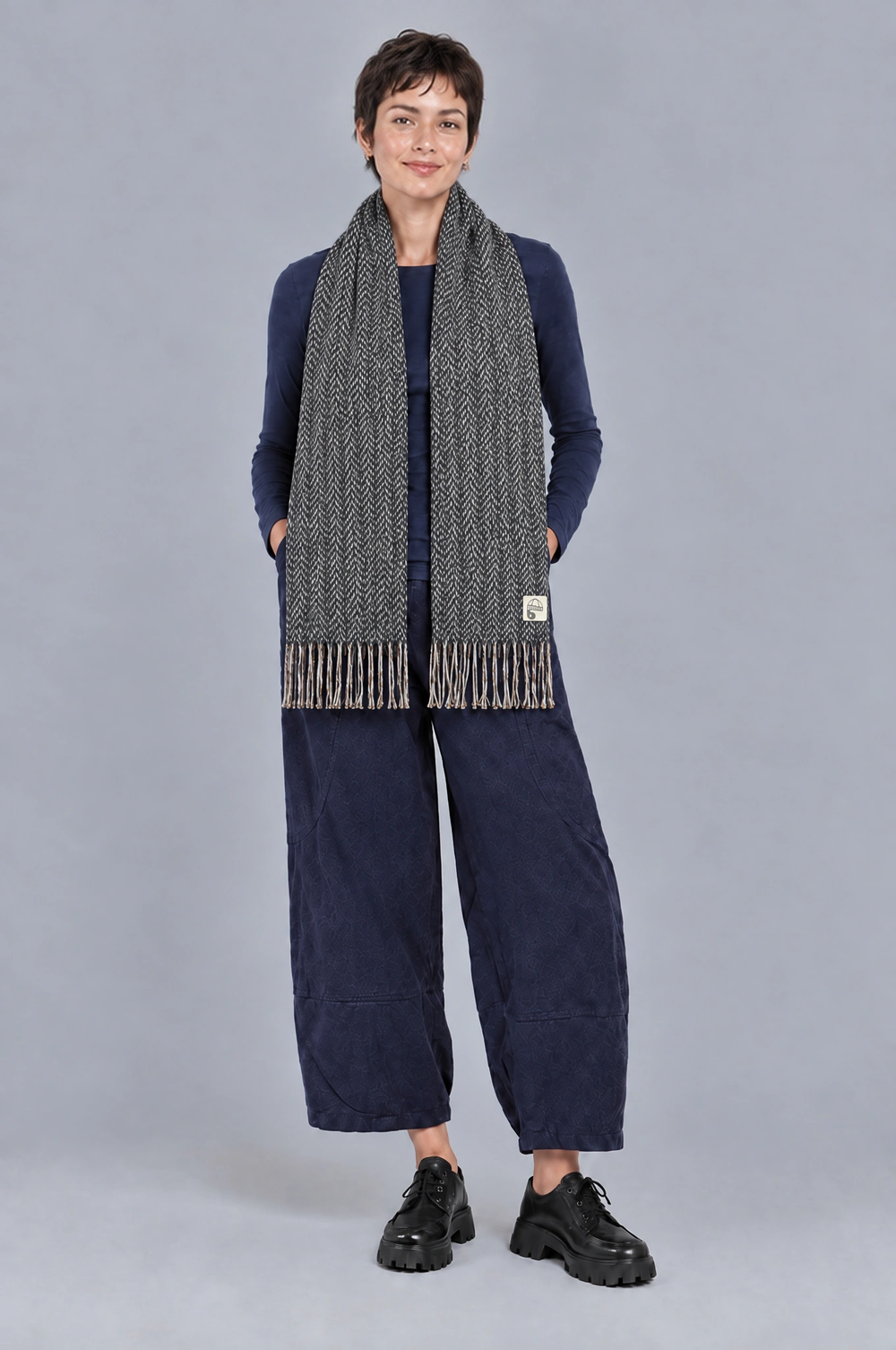 Écharpe Baby Moussy gris portée par Émilie