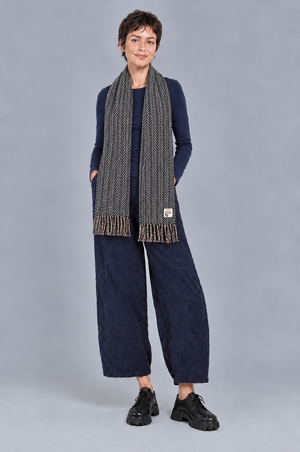 Écharpe Baby Moussy gris portée par Émilie