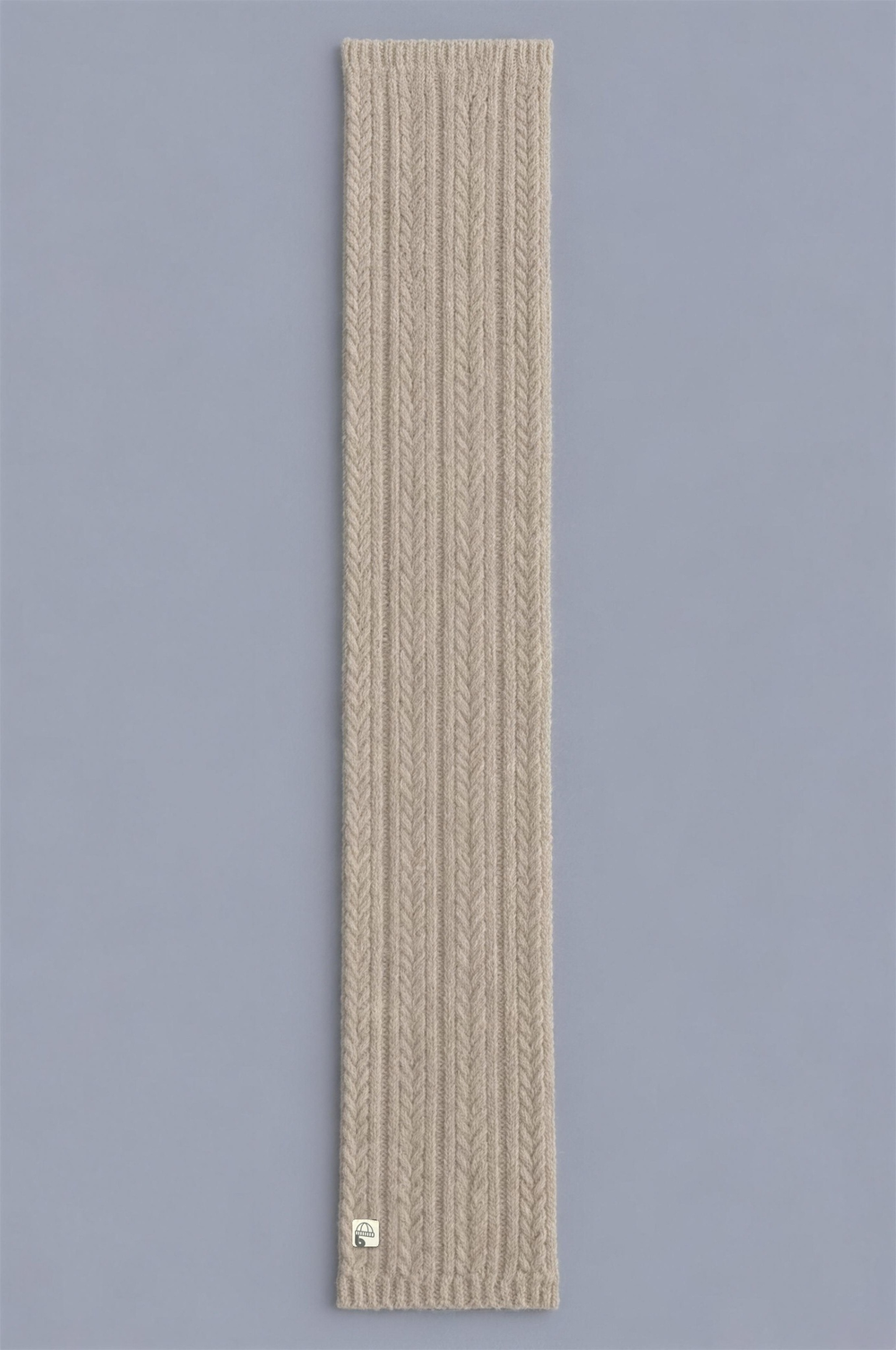 Emilie porte l'écharpe Saly Bobotag Beige, photo portée