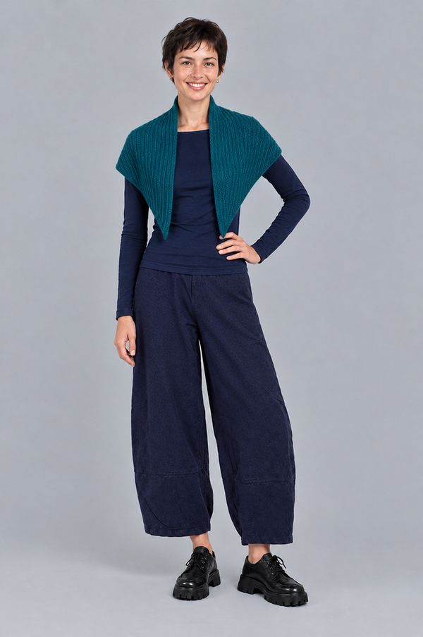 Écharpe Ekky turquoise, triangle posé ouvert sur les épaules, portée par Emilie