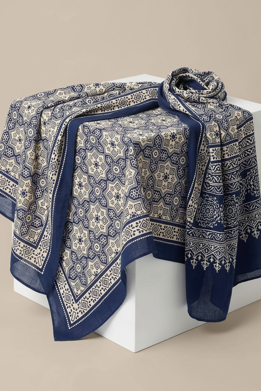 Foulard Nilesh Arabesques — foulard femme imprimé arabesques, porté par Mali