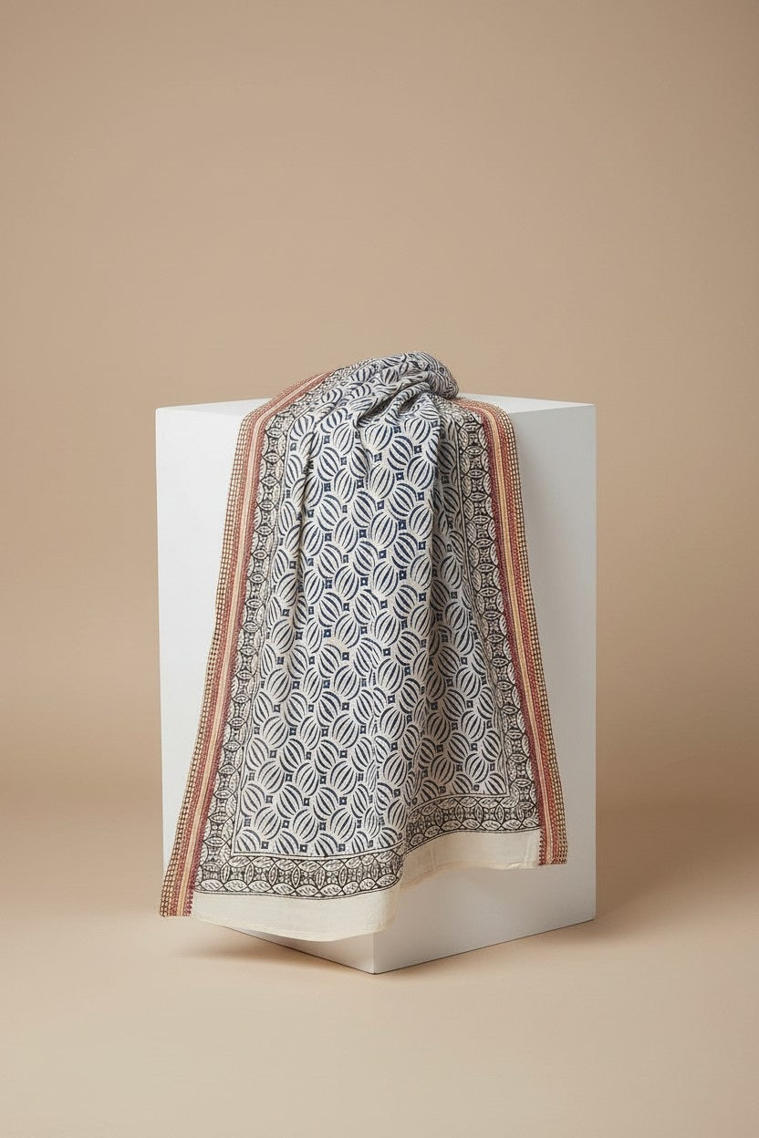 Foulard Nilesh Bleu — foulard femme imprimé, porté par Mali