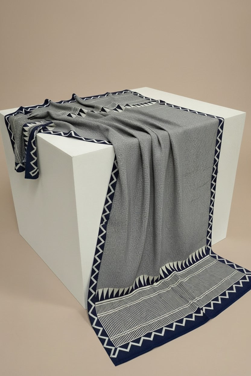 Foulard Nilesh Chevron — foulard femme motif chevron, porté par Mali