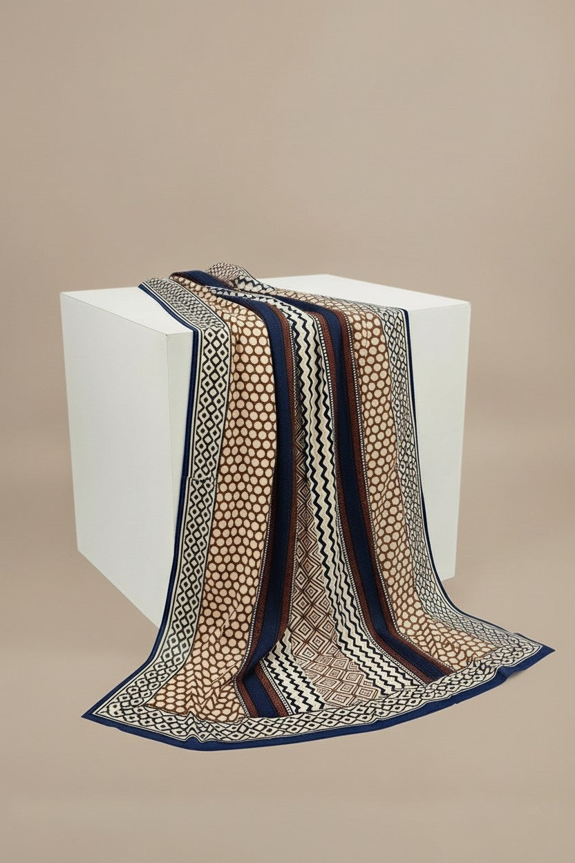 Foulard Nilesh Dotsstripes — foulard femme pois et rayures, porté par Mali