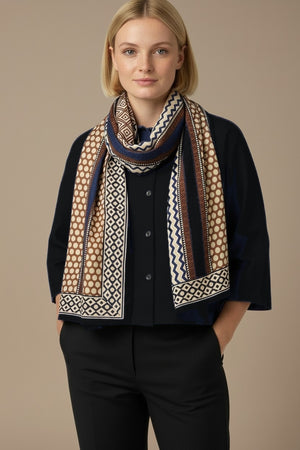 Foulard Nilesh Dotsstripes — foulard femme pois et rayures, porté par Mali