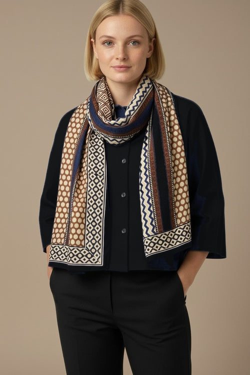 Foulard Nilesh Dotsstripes — foulard femme pois et rayures, porté par Mali