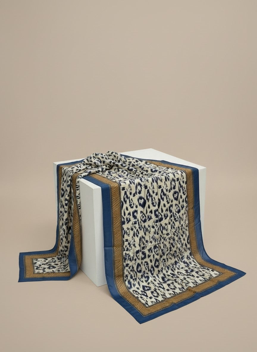 Foulard Nilesh Panthère — foulard femme imprimé panthère, porté par Mali