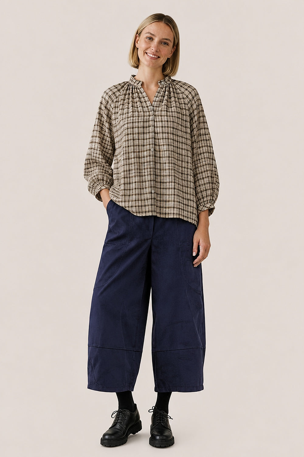 Chemise Arta Carreaux XL La Sélection Stocks du Marais — coloris Cream, portée par Mali