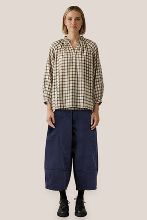 Chemise Arta Carreaux XL La Sélection Stocks du Marais — coloris Cream, portée par Mali