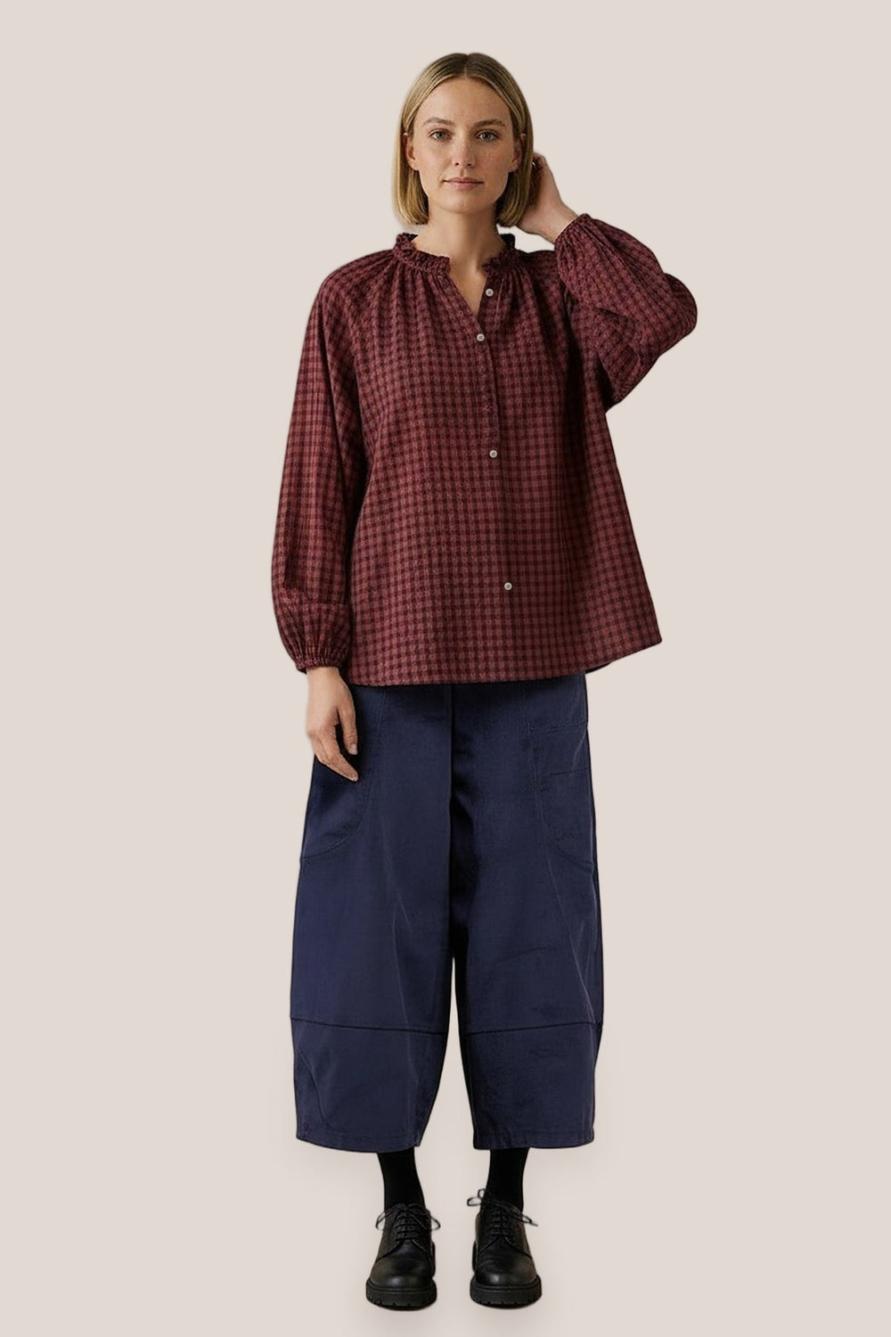 Chemise Arta Mini Carreaux La Sélection Stocks du Marais — coloris Aubergine, portée par Mali