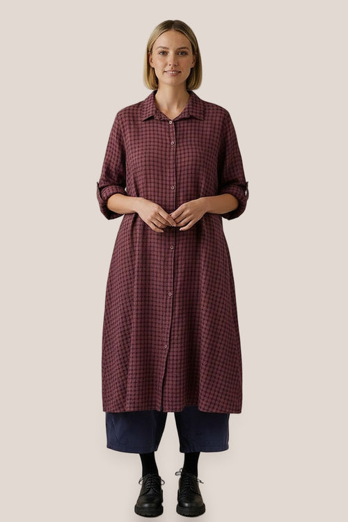 Robe Liri La Sélection Stocks du Marais — coloris Aubergine, portée par Mali