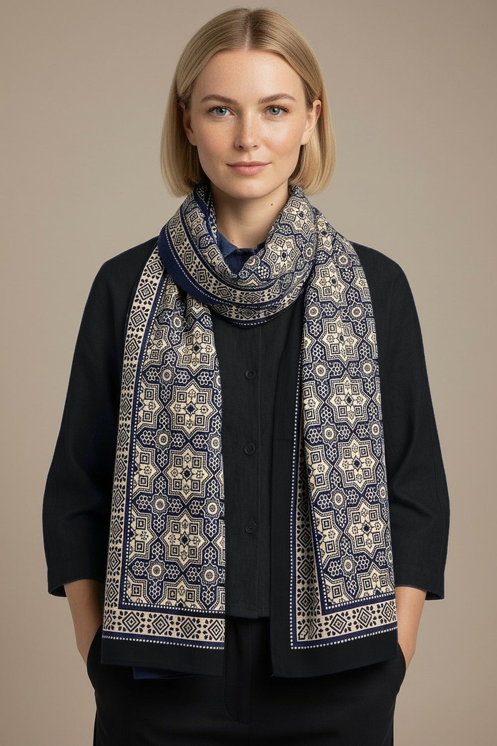 Foulard Nilesh Arabesques — foulard femme imprimé arabesques, porté par Mali