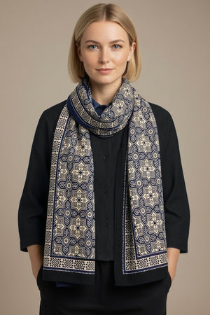 Foulard Nilesh Arabesques — foulard femme imprimé arabesques, porté par Mali