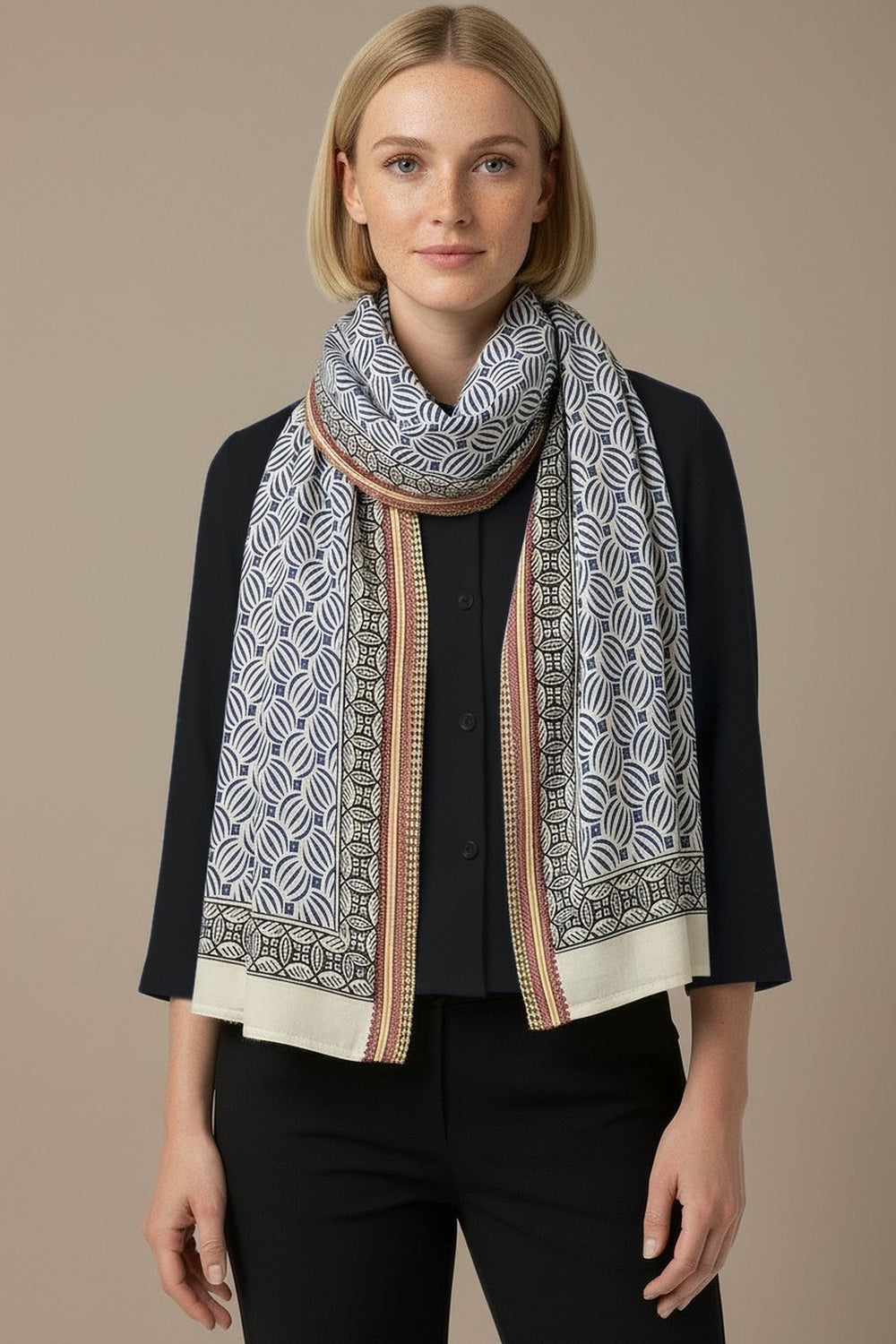 Foulard Nilesh Bleu — foulard femme imprimé, porté par Mali