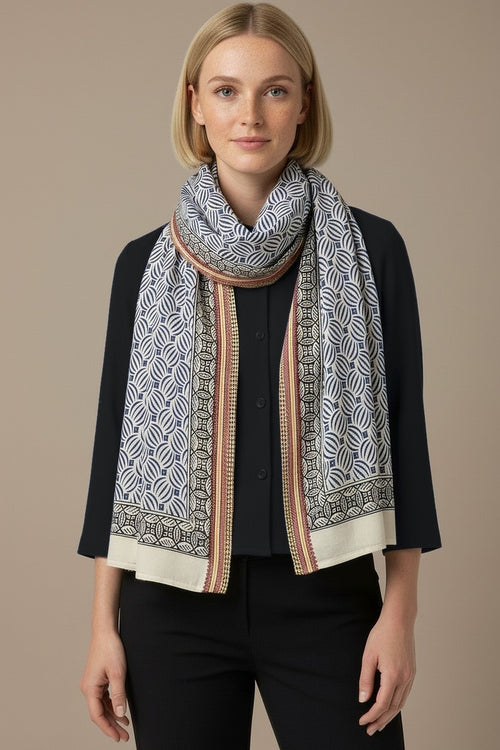 Foulard Nilesh Bleu — foulard femme imprimé, porté par Mali