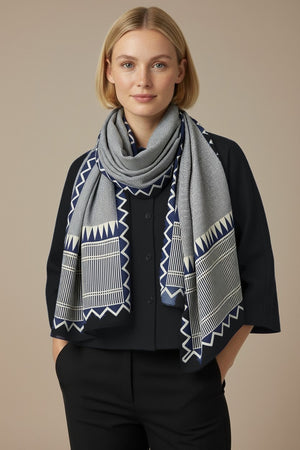 Foulard Nilesh Chevron — foulard femme motif chevron, porté par Mali