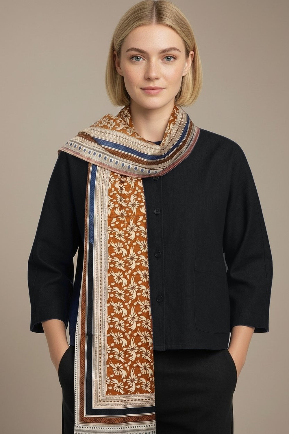 Foulard Nilesh Corolle — foulard femme motif corolle, porté par Mali