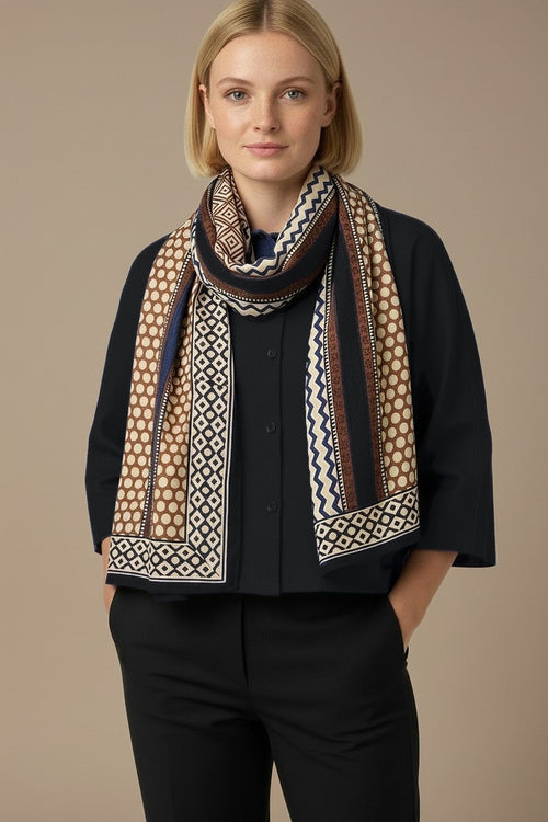Foulard Nilesh Dotsstripes — foulard femme pois et rayures, porté par Mali