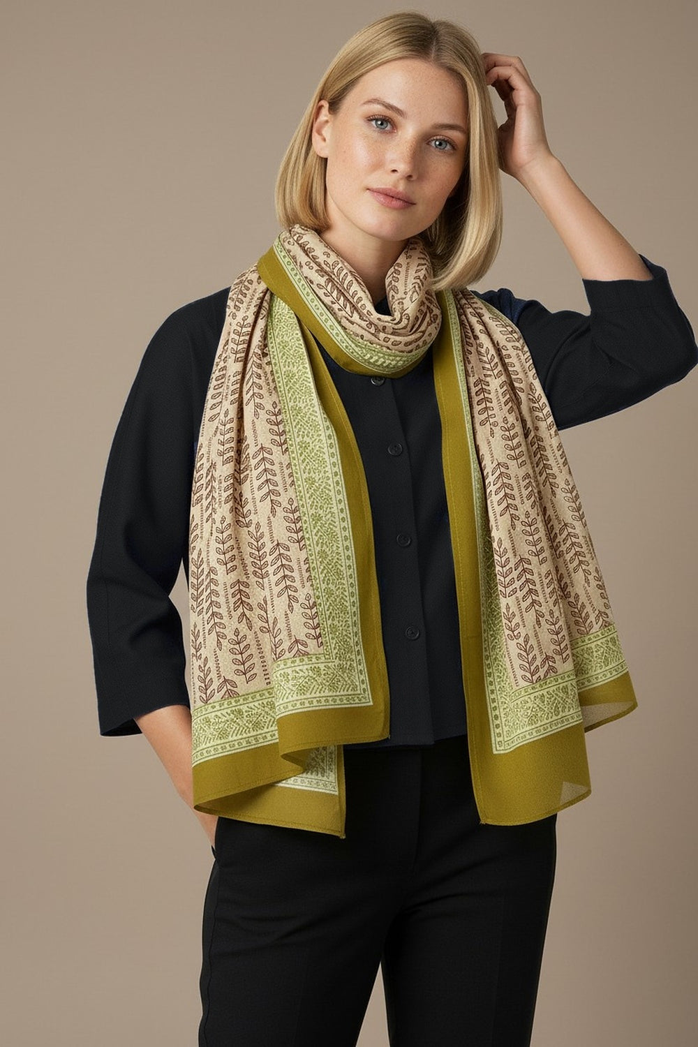 Foulard Nilesh Feuillages — foulard femme imprimé feuillages, porté par Mali