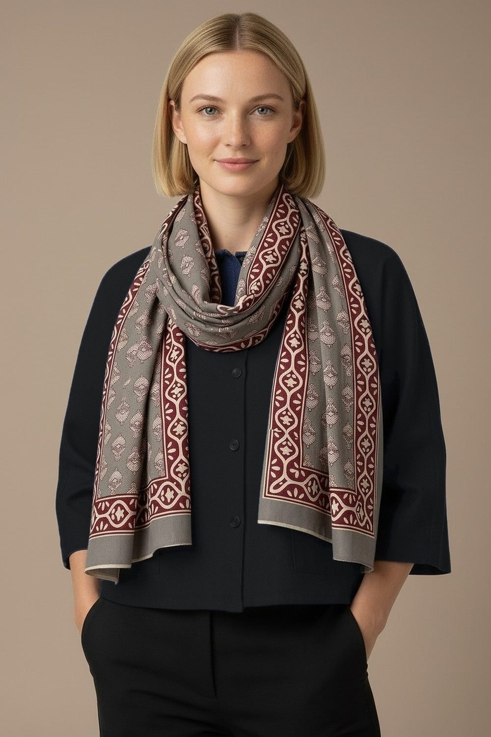 Foulard Nilesh Fleurs — foulard femme imprimé fleuri, porté par Mali