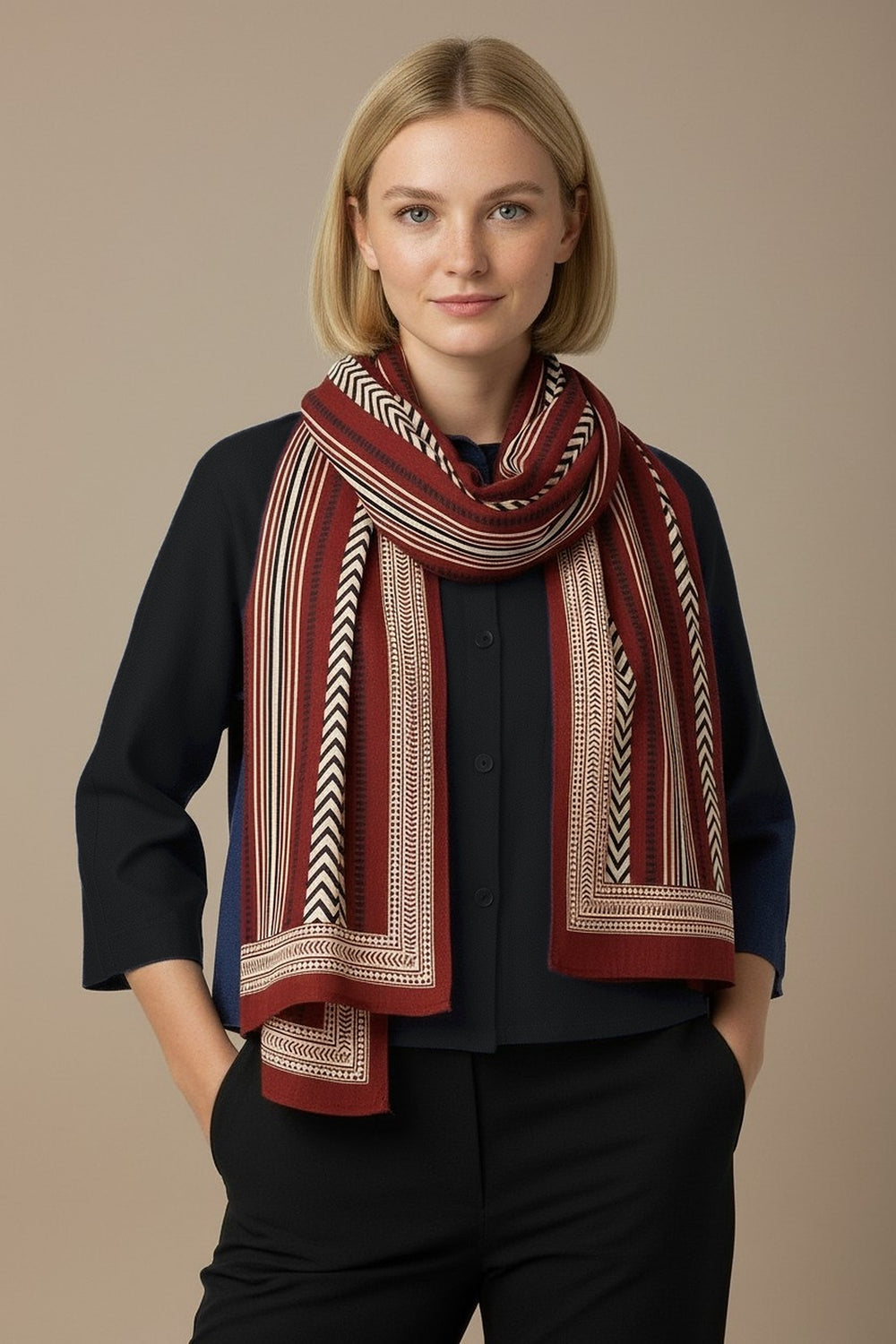 Foulard Nilesh Frise Rouge — foulard femme motif frise, porté par Mali