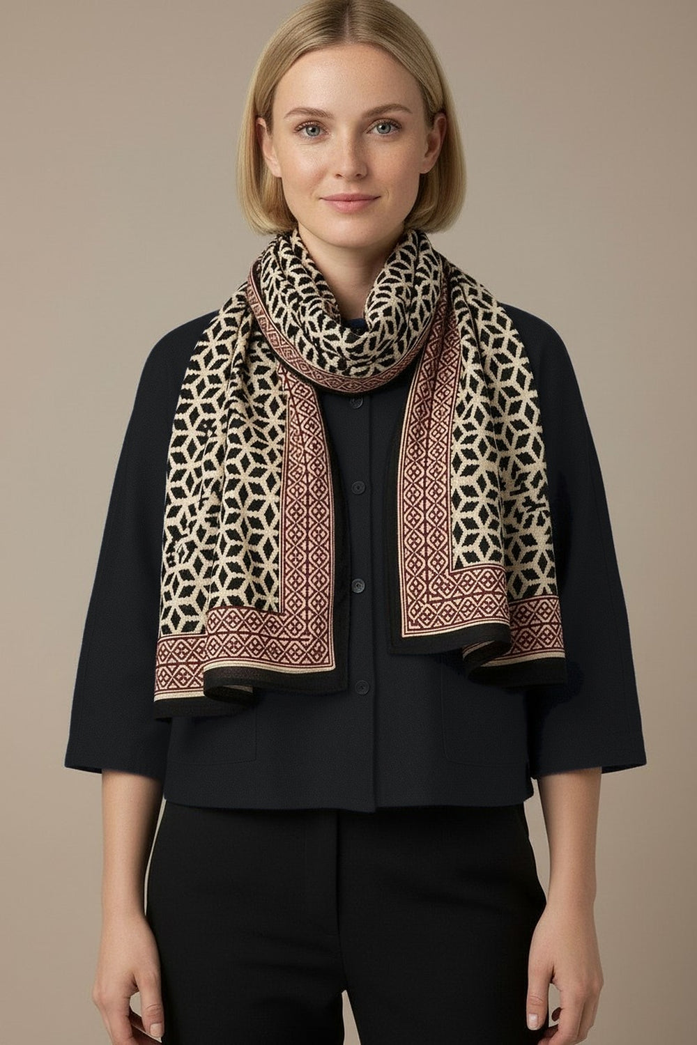 Foulard Nilesh Mosaic — foulard femme motif mosaïque, porté par Mali