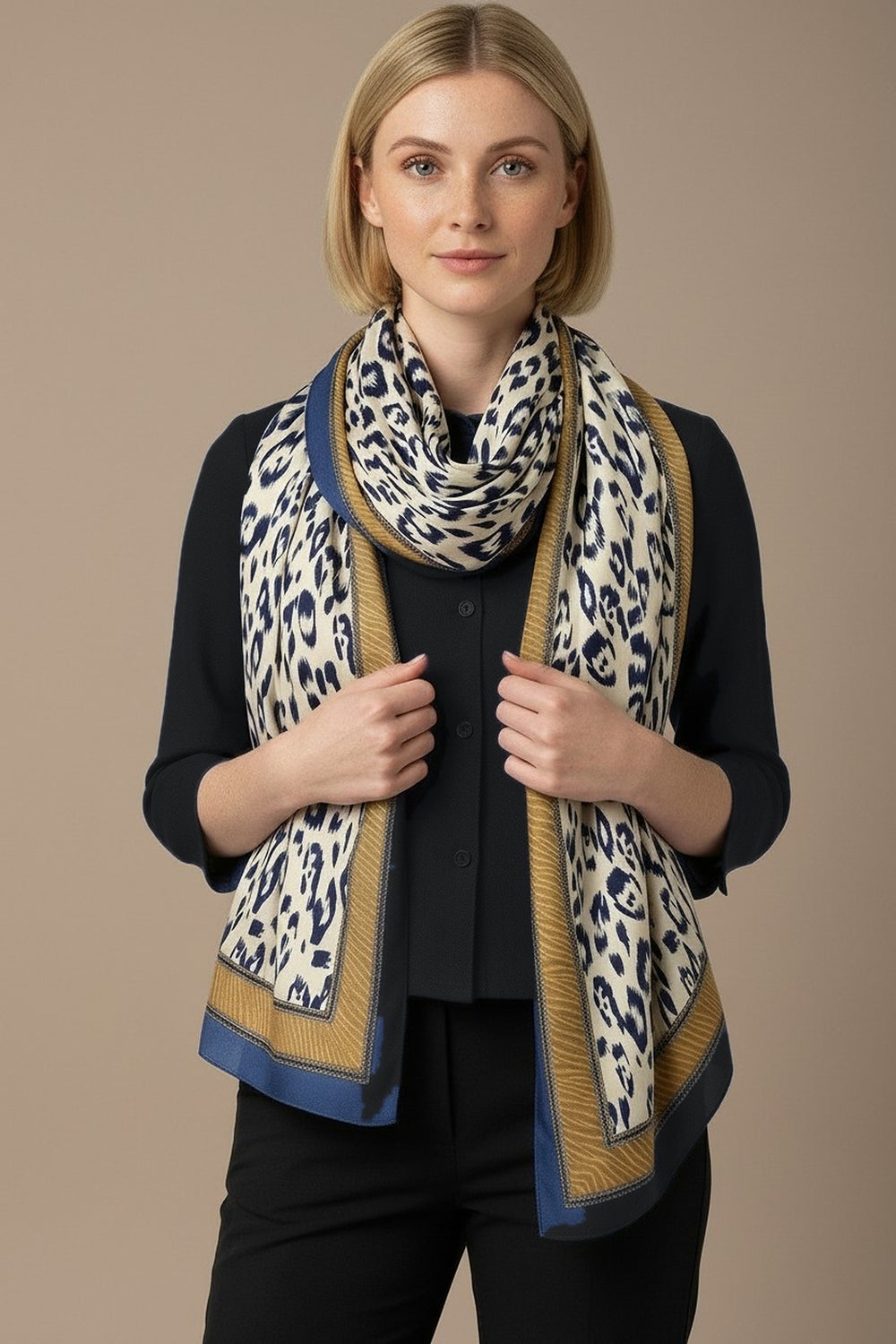Foulard Nilesh Panthère — foulard femme imprimé panthère, porté par Mali