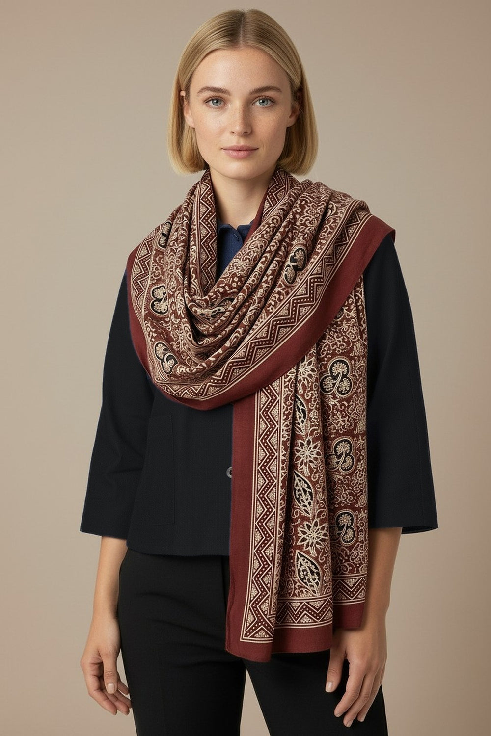 Foulard Nilesh Fleur Persanne — foulard femme imprimé fleur persane, porté par Mali
