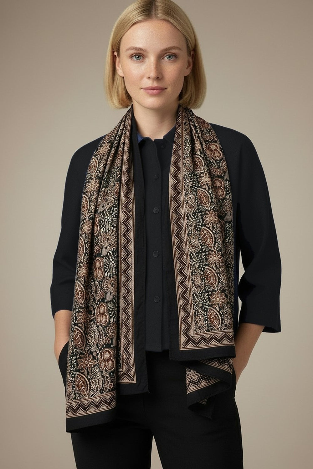 Foulard Nilesh Fleur Persanne — foulard femme imprimé fleur persane, porté par Mali