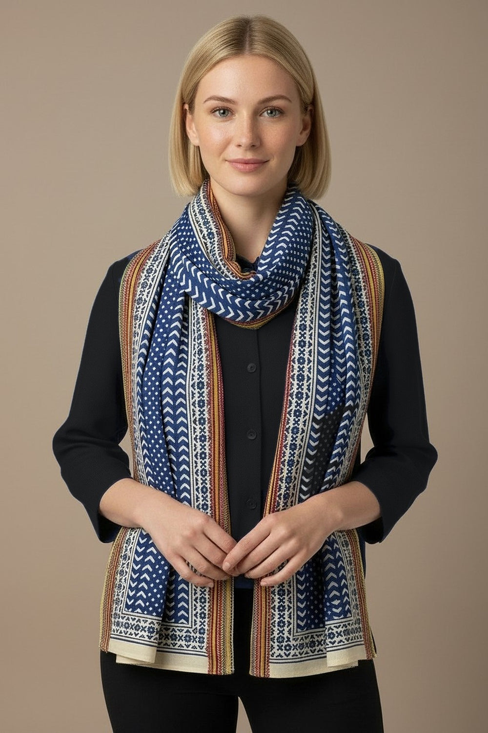 Foulard Nilesh Pois — foulard femme à pois, porté par Mali