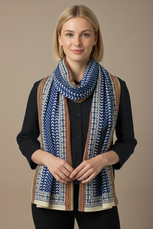 Foulard Nilesh Pois — foulard femme à pois, porté par Mali