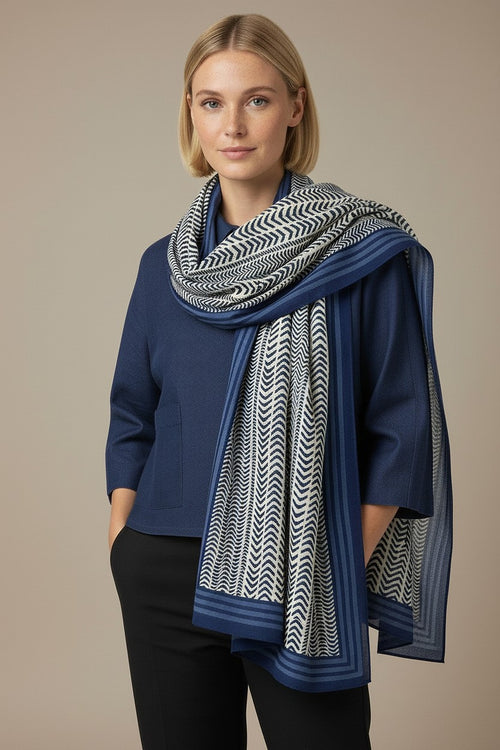 Foulard Nilesh Stries — foulard femme à stries, porté par Mali