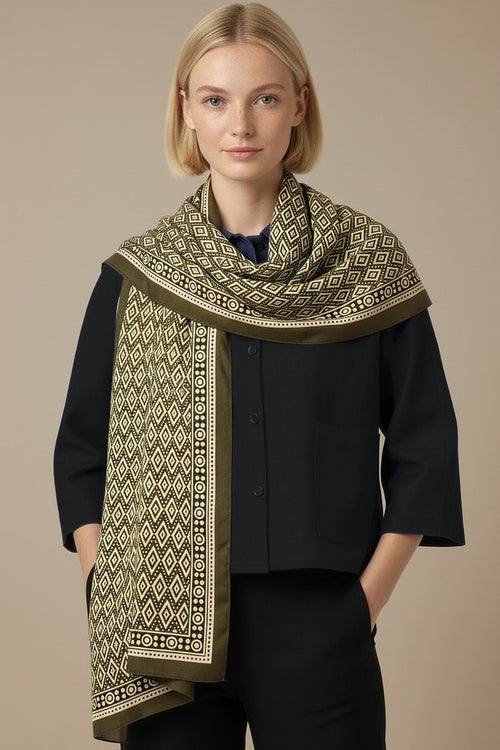 Foulard Nilesh Vert — foulard femme imprimé, porté par Mali