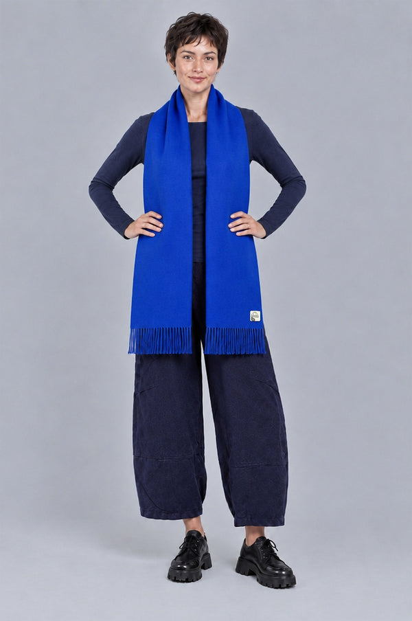 Emilie porte l'écharpe Nalye Bobotag BLUE, photo portée