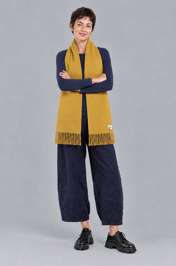Emilie porte l'écharpe Nalye Bobotag YELLOW, photo portée