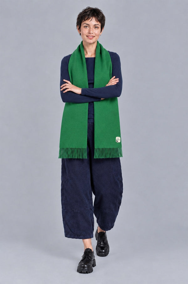 Emilie porte l'écharpe Nalye Bobotag GREEN, photo portée