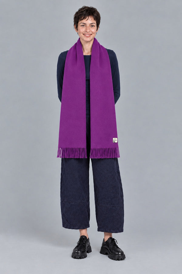 Emilie porte l'écharpe Nalye Bobotag PURPLE, photo portée