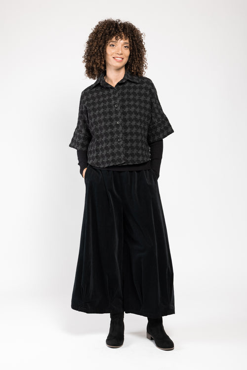 Paletot Patty pied-de-poule noir a.osher, porté ouvert sur un pantalon large noir, silhouette en pied