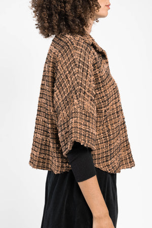 Paletot Paty tweed bouclette marron a.osher, manche 3/4 large et son empiècement, vue de profil